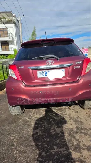 Toyota Yaris LE Hatchback 3dr 2012 Burgundy