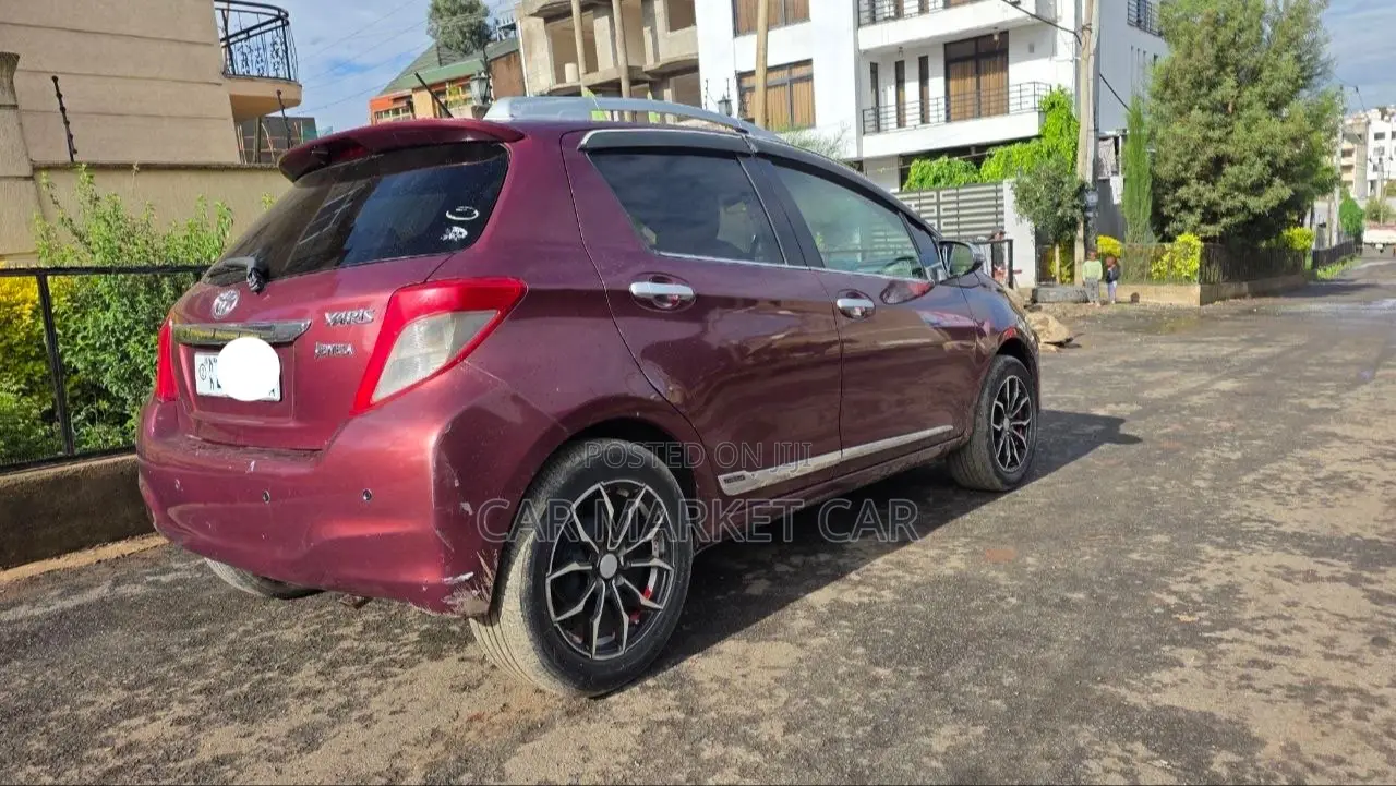 Toyota Yaris LE Hatchback 3dr 2012 Burgundy