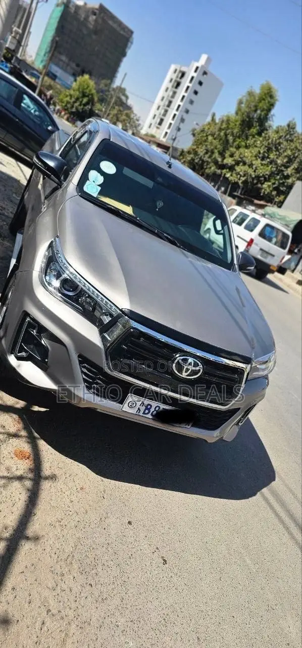 Toyota Hilux 2020 Gold
