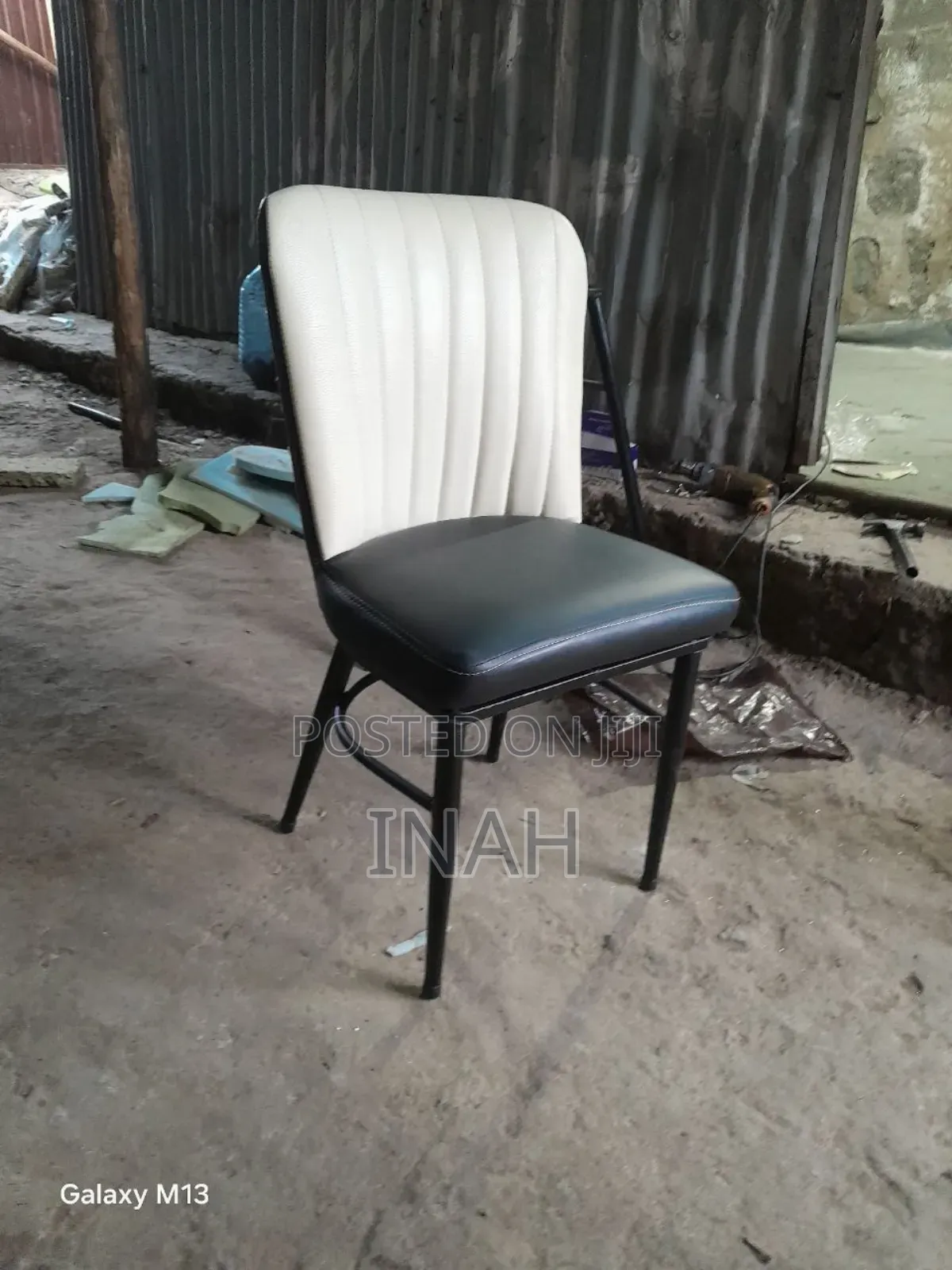 ወንበር (Chair)