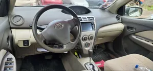 Toyota Yaris Base Sedan 4dr 2011 White