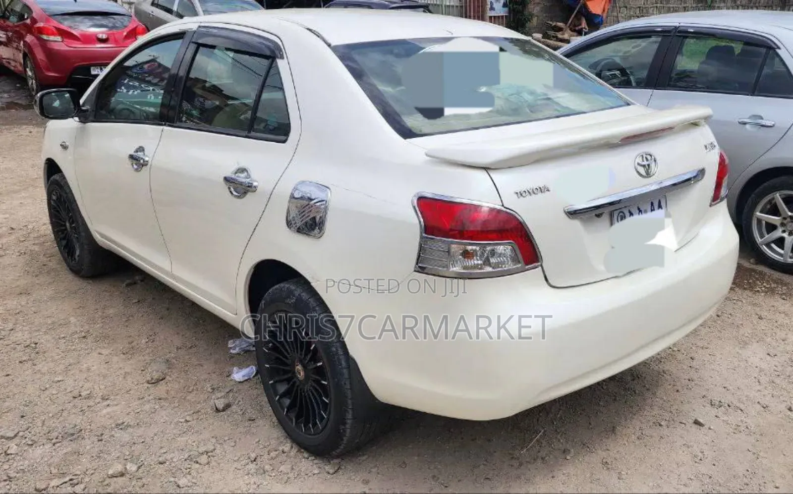 Toyota Yaris Base Sedan 4dr 2011 White