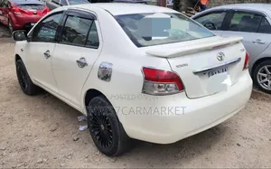 Toyota Yaris Base Sedan 4dr 2011 White