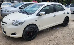 Toyota Yaris Base Sedan 4dr 2011 White