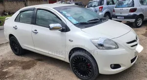 Toyota Yaris Base Sedan 4dr 2011 White