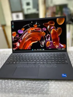 New Laptop Dell Vostro 3520 8GB Intel Core i5 HDD 1T