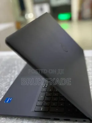 New Laptop Dell Vostro 3520 8GB Intel Core i5 HDD 1T