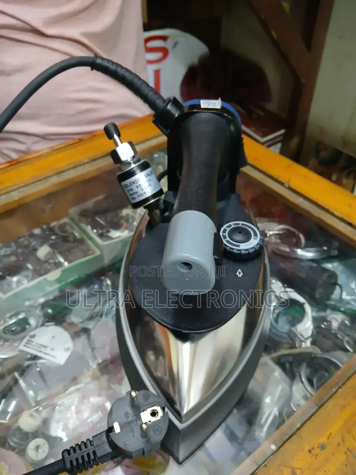 Silver Star Es-300 Gravity Feed Steam Iron. It Operates at 220 Volts