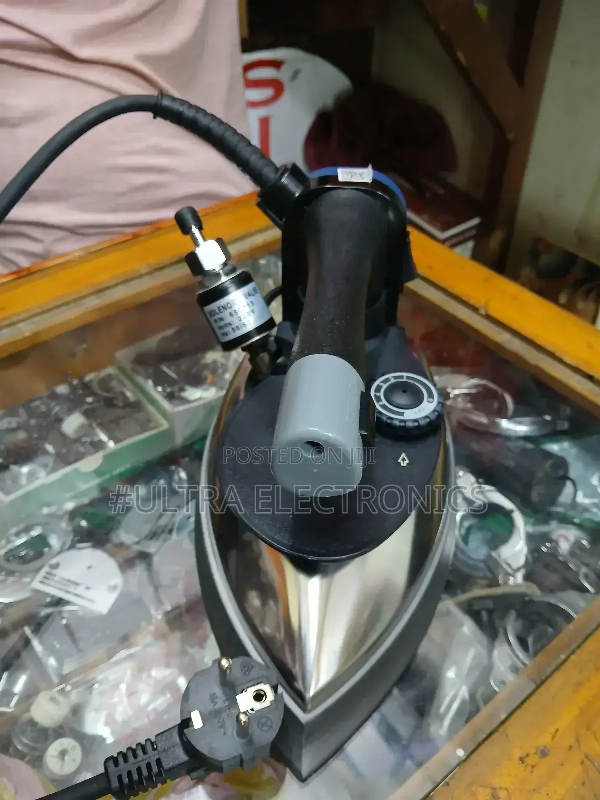 Silver Star Es-300 Gravity Feed Steam Iron. It Operates at 220 Volts