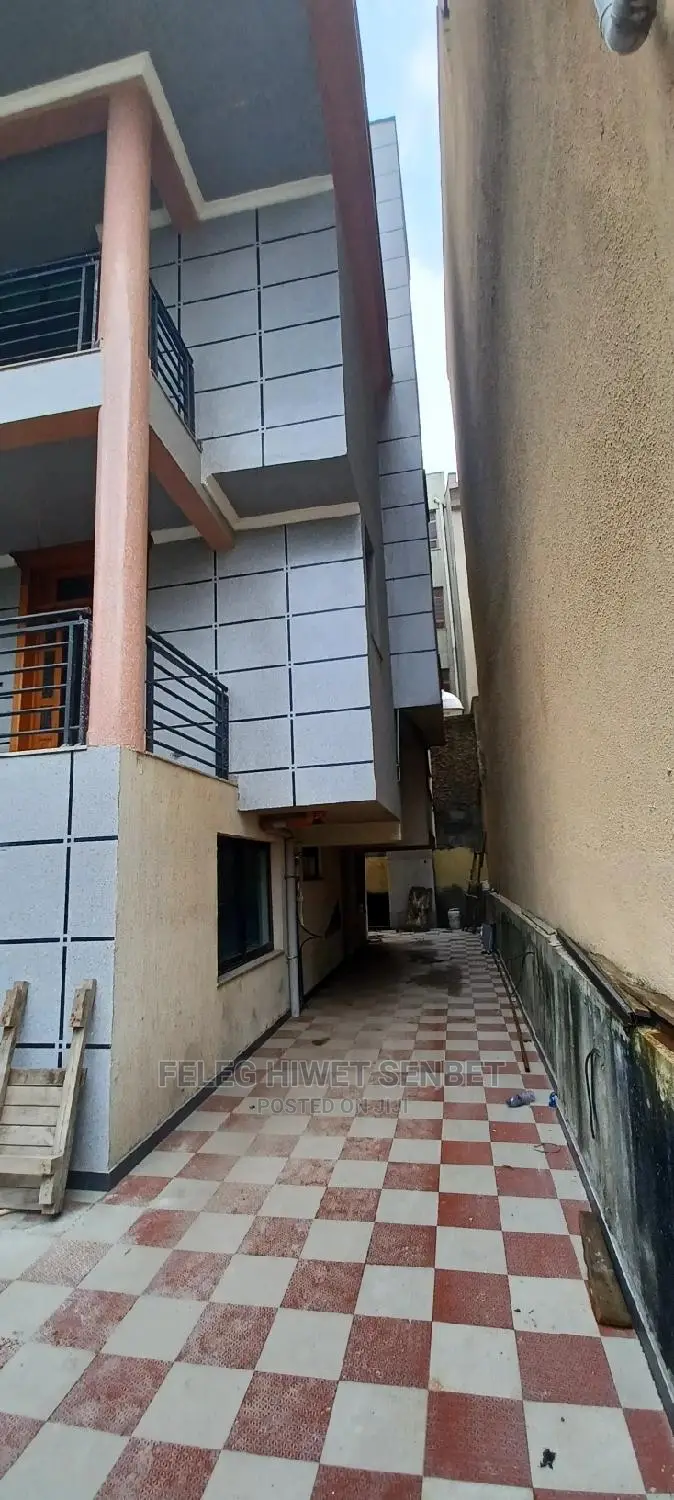 7bdrm House in አአ, Bole for sale