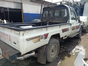 Toyota Land Cruiser 2016 White