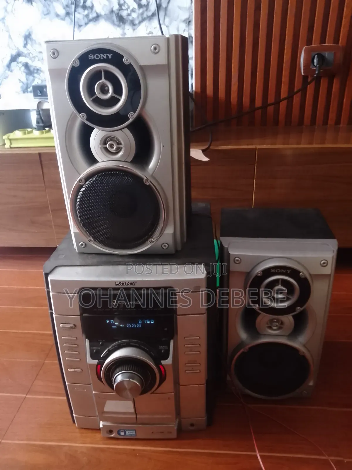 Three Changer Sony Speker