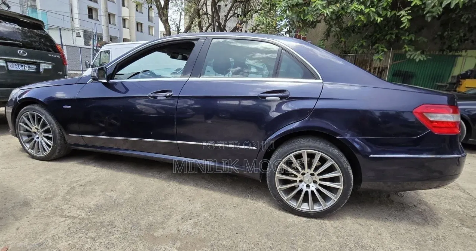 Mercedes-Benz E200 2011 Blue