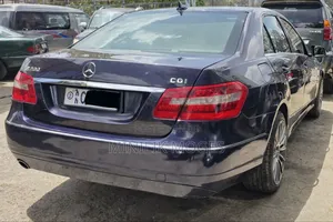 Mercedes-Benz E200 2011 Blue
