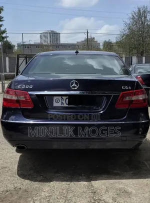 Mercedes-Benz E200 2011 Blue