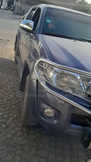 Toyota Hilux 2010 Maroon