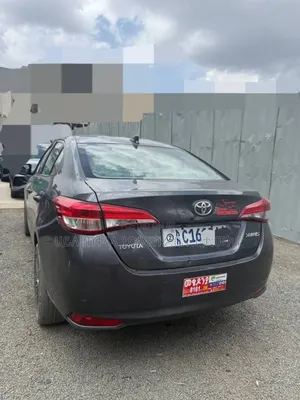 Toyota Yaris 2021 Gray