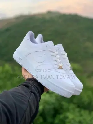 Nike Air Shoesጥቁር እና ነጭ ብቻ ይደውል እስከ 5km ያሉበት ቦታ እናደርሳለን