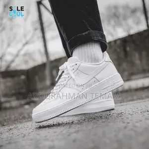 Nike Air Shoesጥቁር እና ነጭ ብቻ ይደውል እስከ 5km ያሉበት ቦታ እናደርሳለን