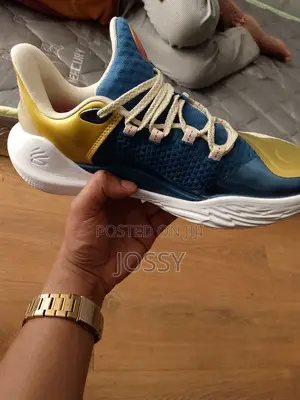 Curry Basketball Shoe