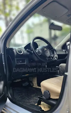 Mitsubishi Attrage 2022 Silver