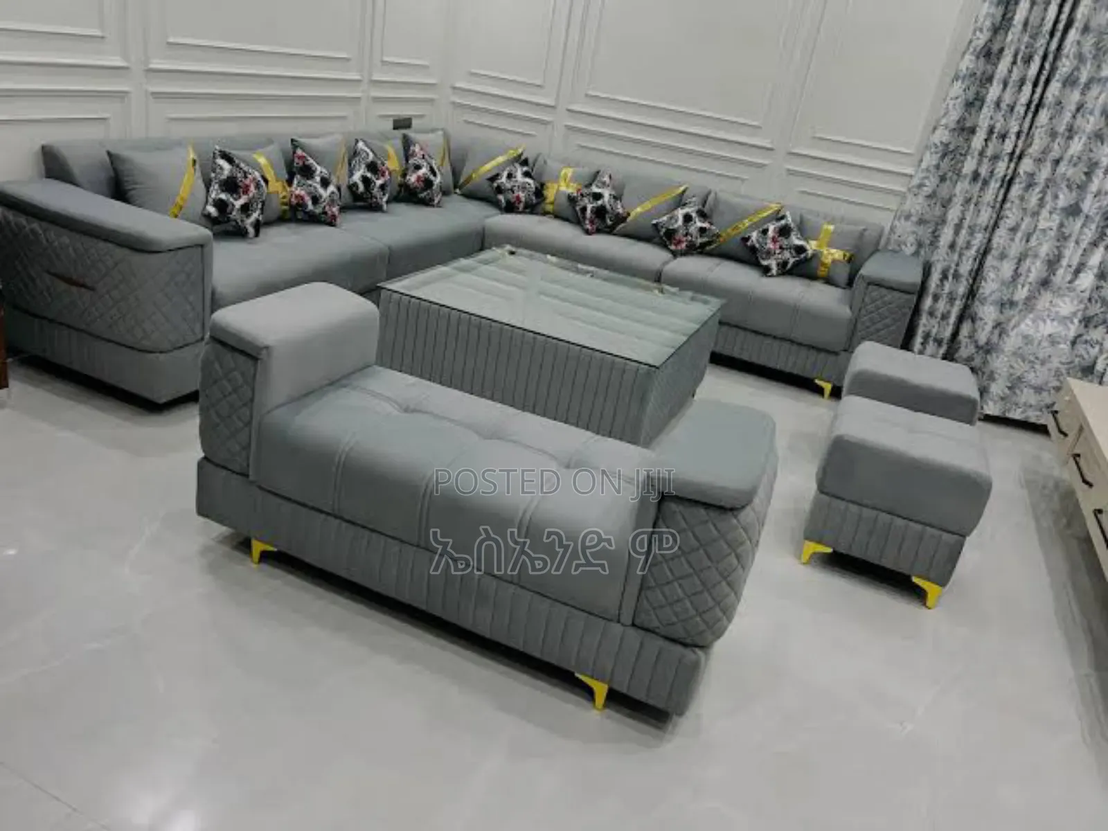 #2 Deco Couch With Table