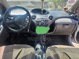 Toyota Vitz 1.0 FWD 5dr 2001 Gold