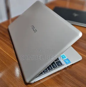 Laptop Asus 2GB Intel Core 2 Quad SSD 32GB