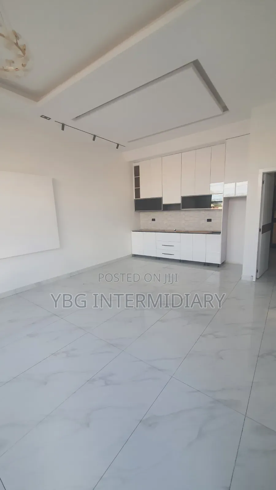 Furnished 5bdrm Villa in Gemenay Mariam, Yeka for sale