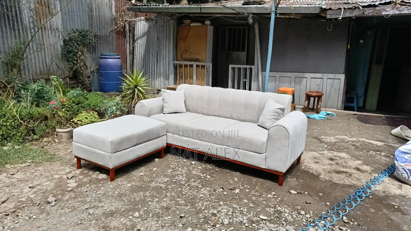 On Hand Sofa ለመካከለኛ ቤት ጥራት ያላቸዉ በፈለጉት ከለር አኛጋር ያገኛሉ