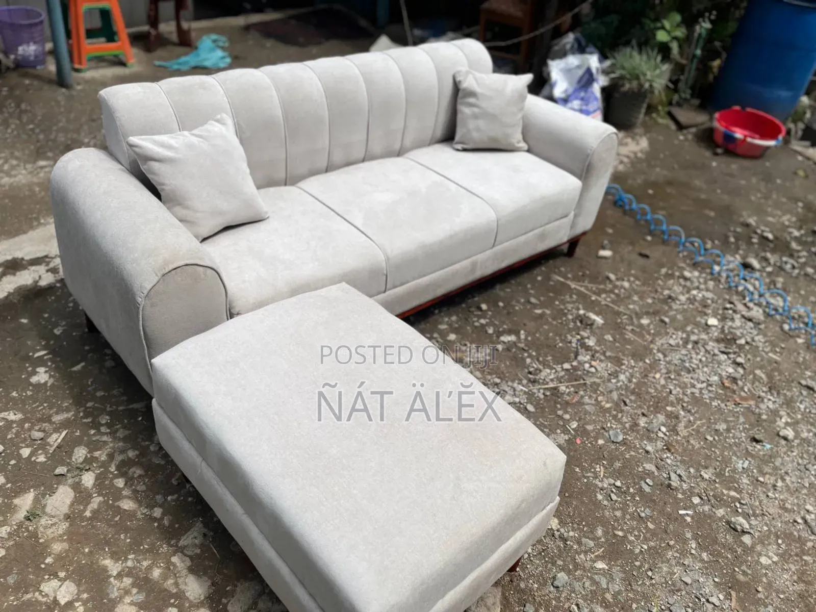 On Hand Sofa ለመካከለኛ ቤት ጥራት ያላቸዉ በፈለጉት ከለር አኛጋር ያገኛሉ