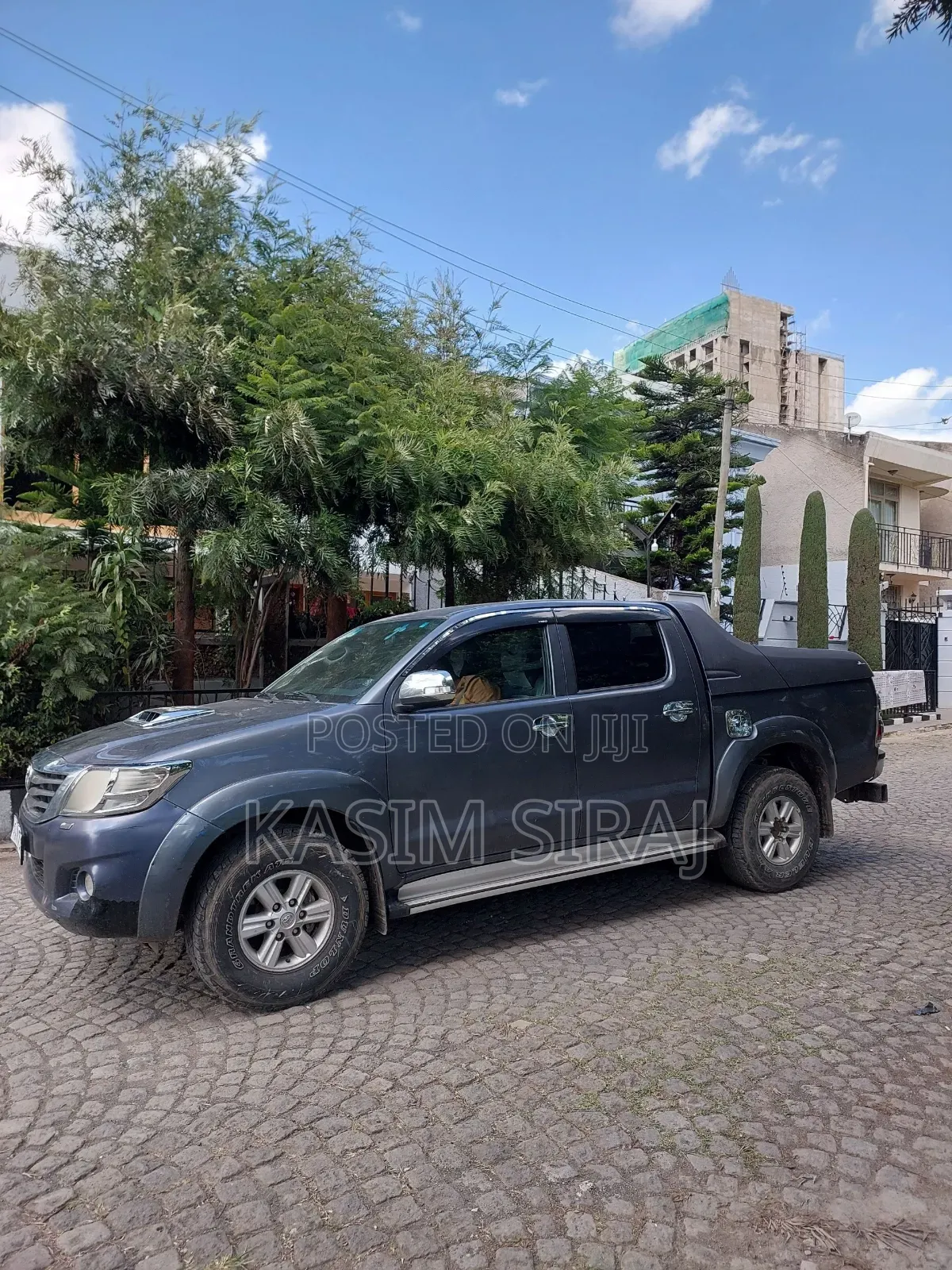 Toyota Hilux SR 4x4 2013 Gray