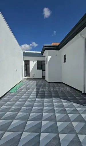 Furnished 3bdrm Villa in አያት ዞን አካባቢ, Yeka for sale