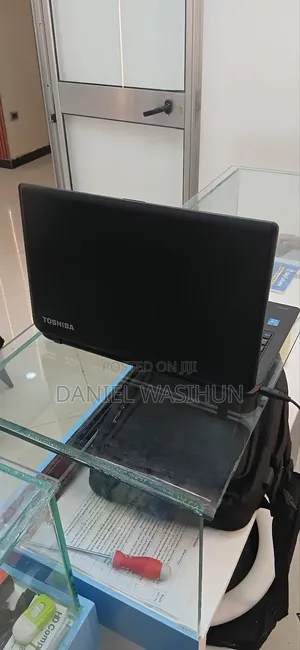 Laptop Toshiba Satellite C55 2GB Intel Xeon SSHD+SSD 500GB