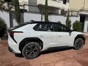 Toyota bZ4X 71.4 kWh FWD 2023 White