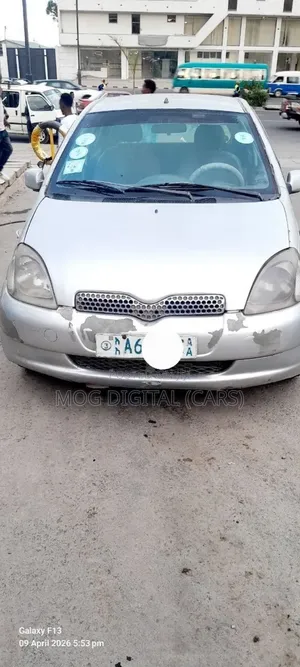 Toyota Vitz 2000 Silver