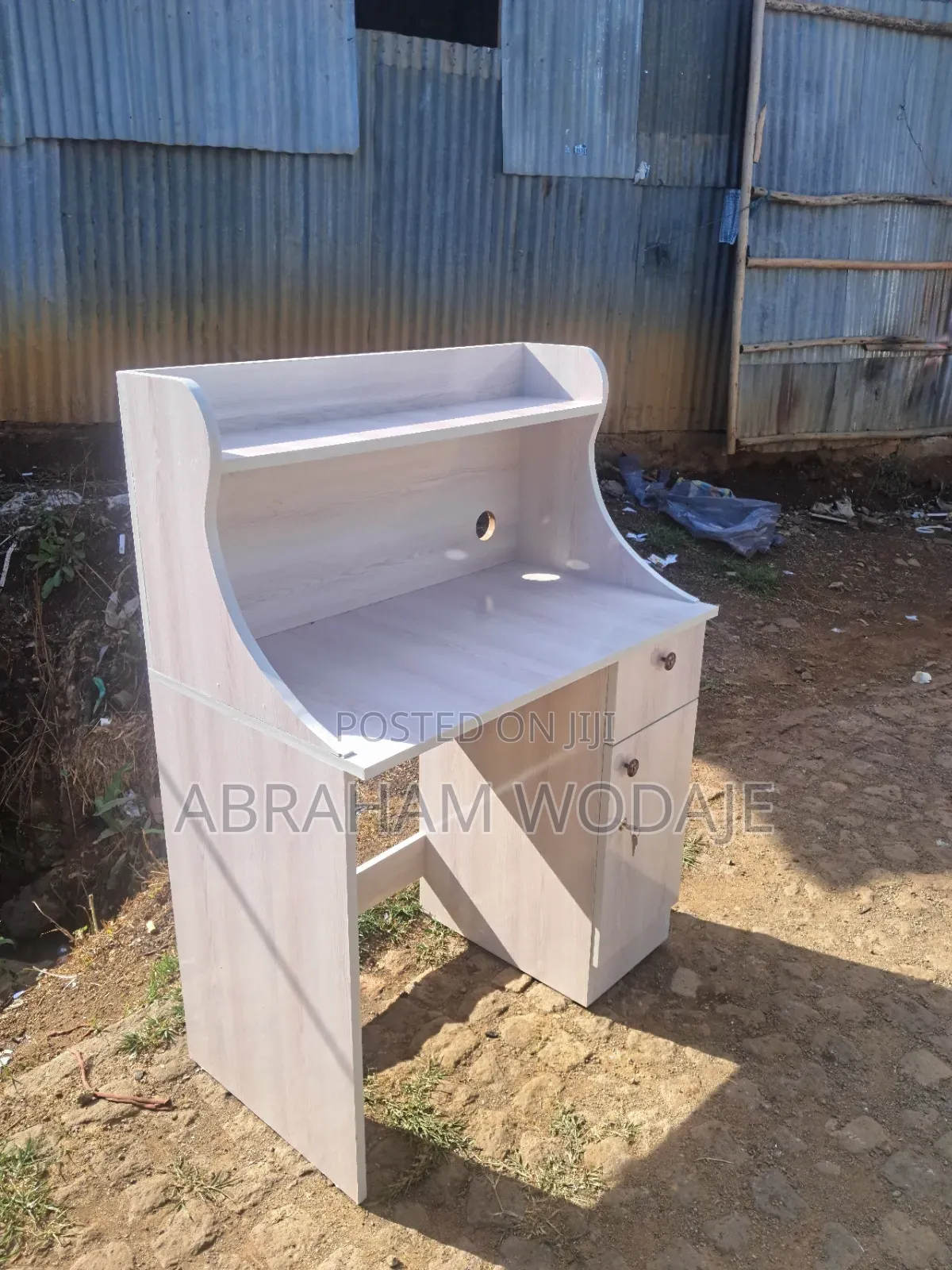 ዘመናዊ Study Table
