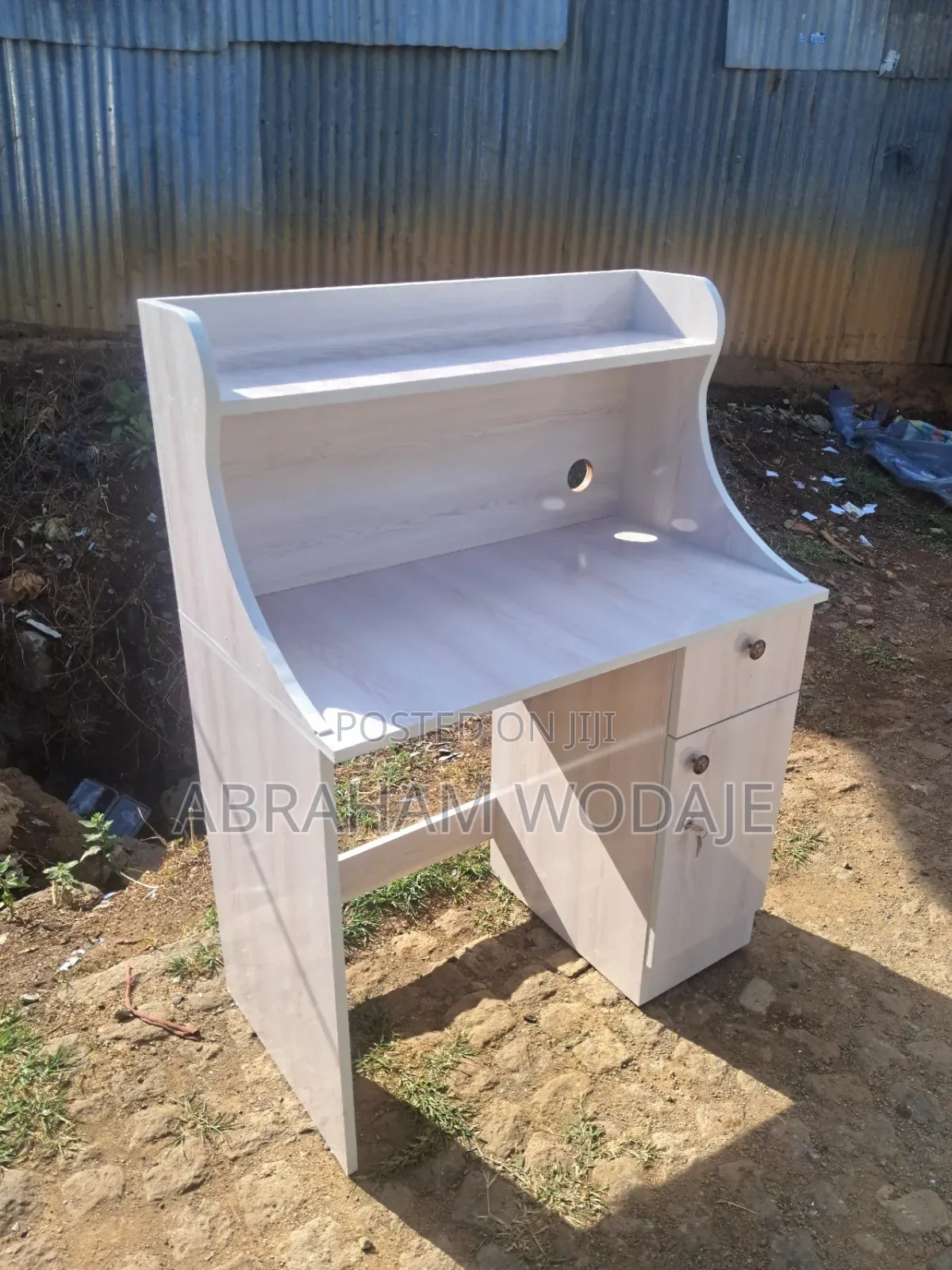 ዘመናዊ Study Table