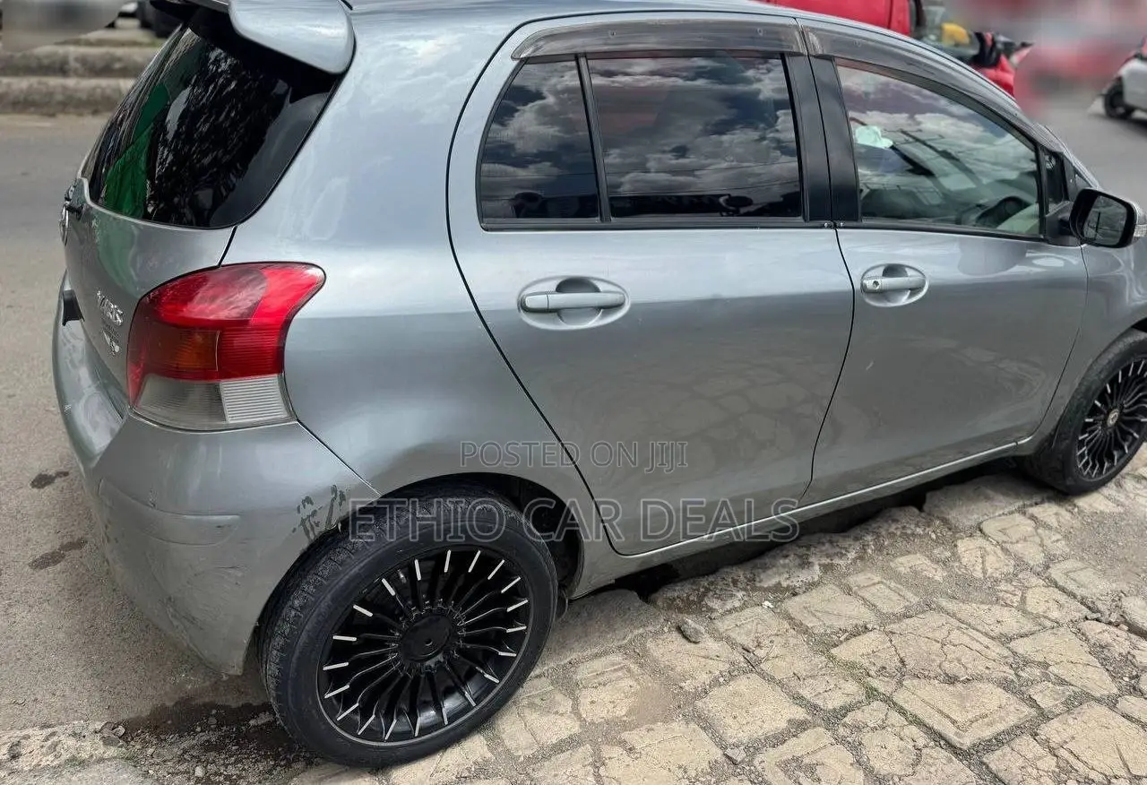 Toyota Yaris 2010 Silver