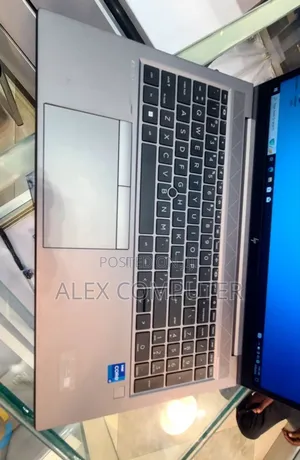 New Laptop HP ZBook Firefly G8 16GB Intel Core i7 SSD 512GB