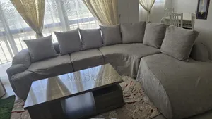 ያገለገለ ሶፋ እና ቴብል