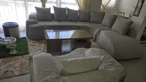 ያገለገለ ሶፋ እና ቴብል