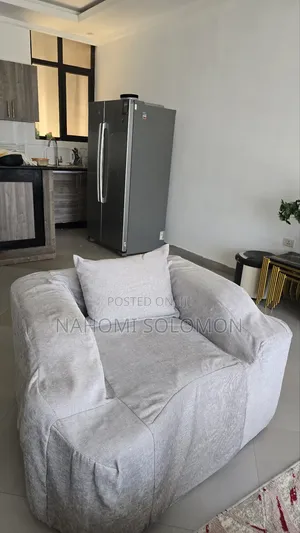 ያገለገለ ሶፋ እና ቴብል