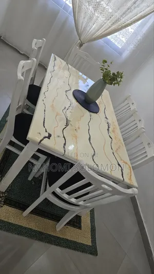 ያገለገለ የምግብ ጠረቤዛ