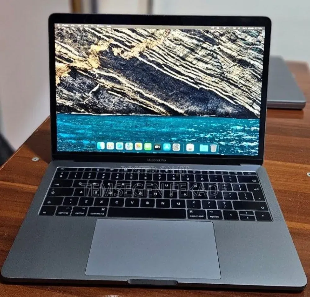 New Laptop Apple MacBook Pro 2017 8GB Intel Core i5 SSD 256GB
