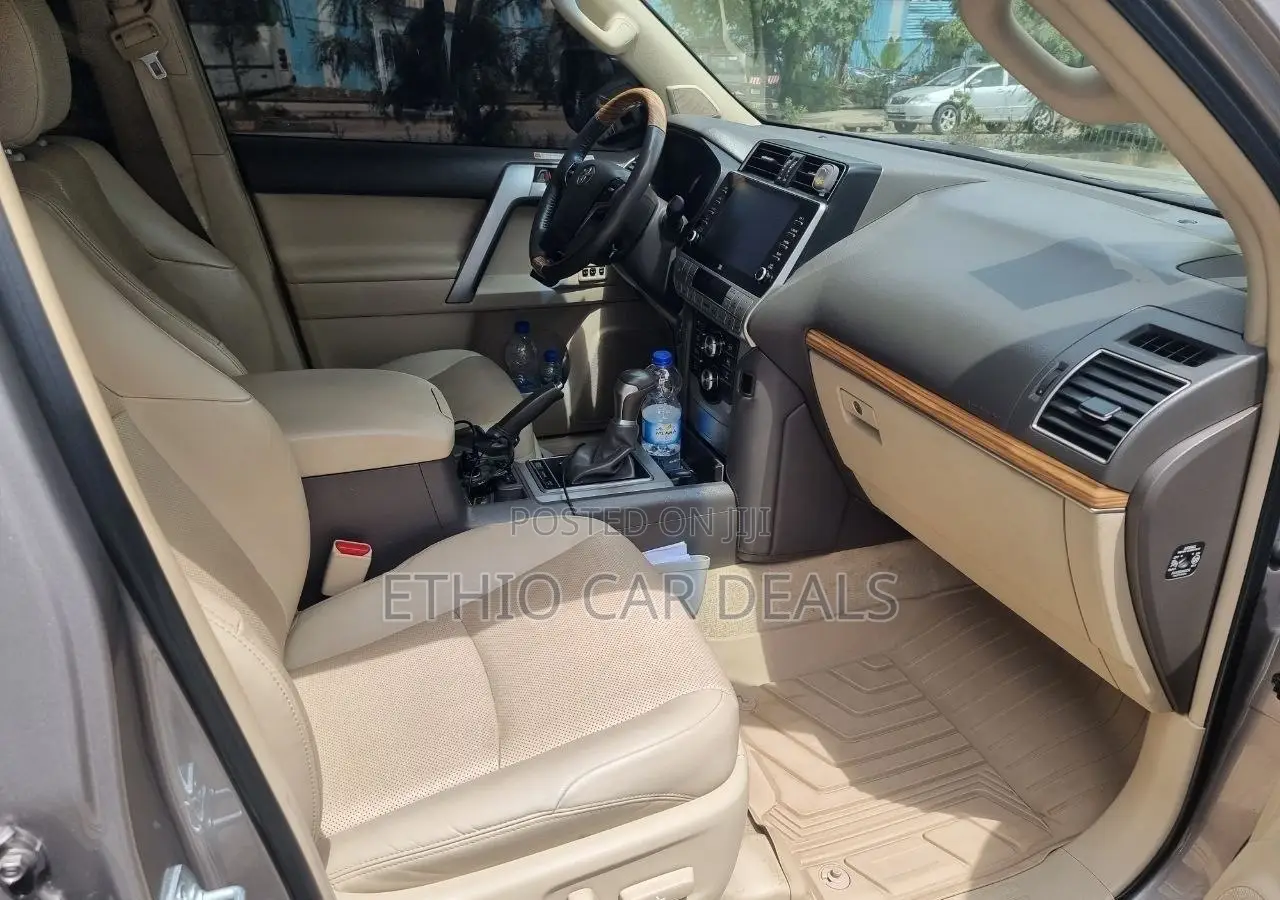 Toyota Land Cruiser Prado 2022 Silver
