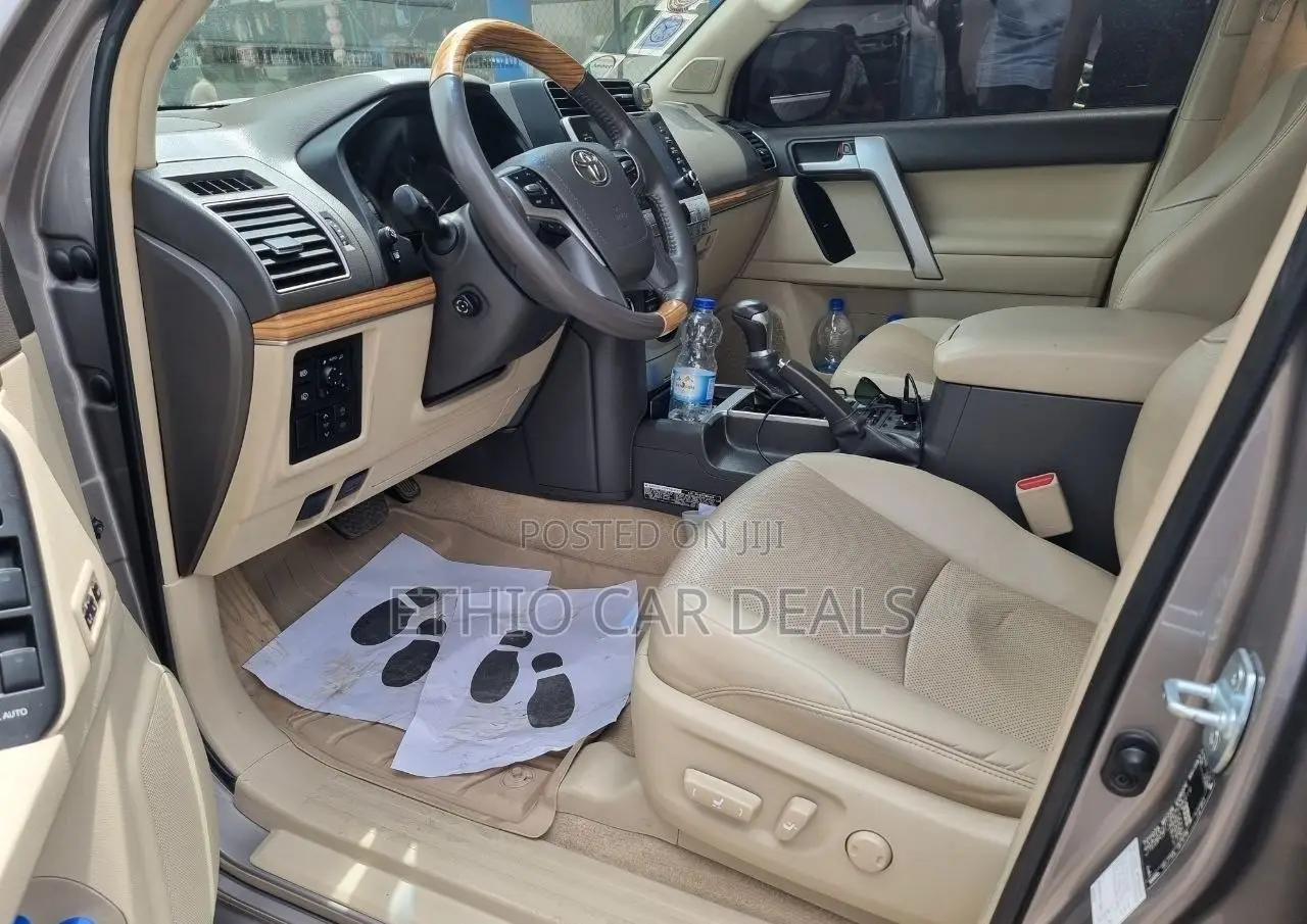 Toyota Land Cruiser Prado 2022 Silver