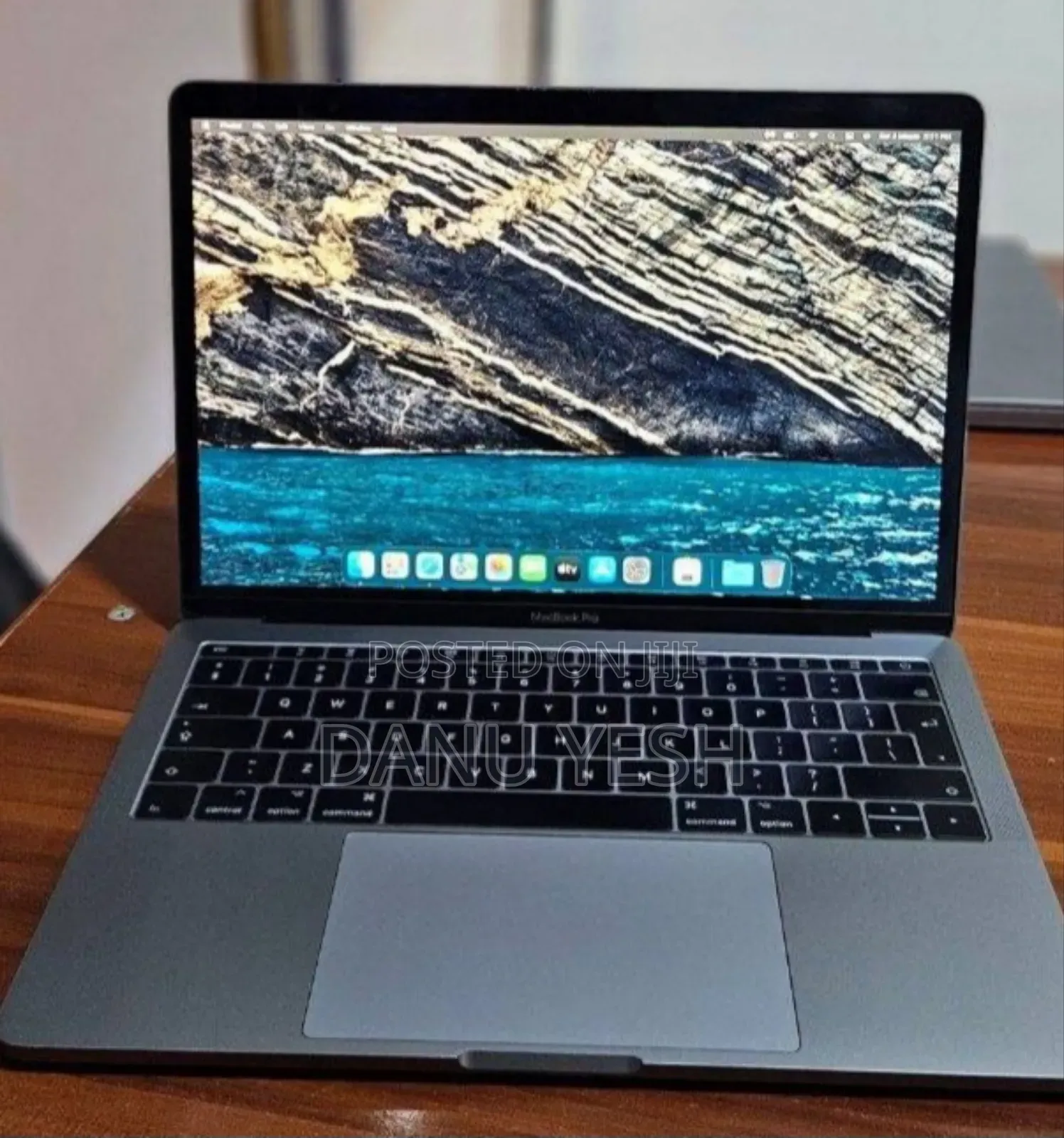 New Laptop Apple MacBook Pro 2017 8GB Intel Core i5 SSD 256GB