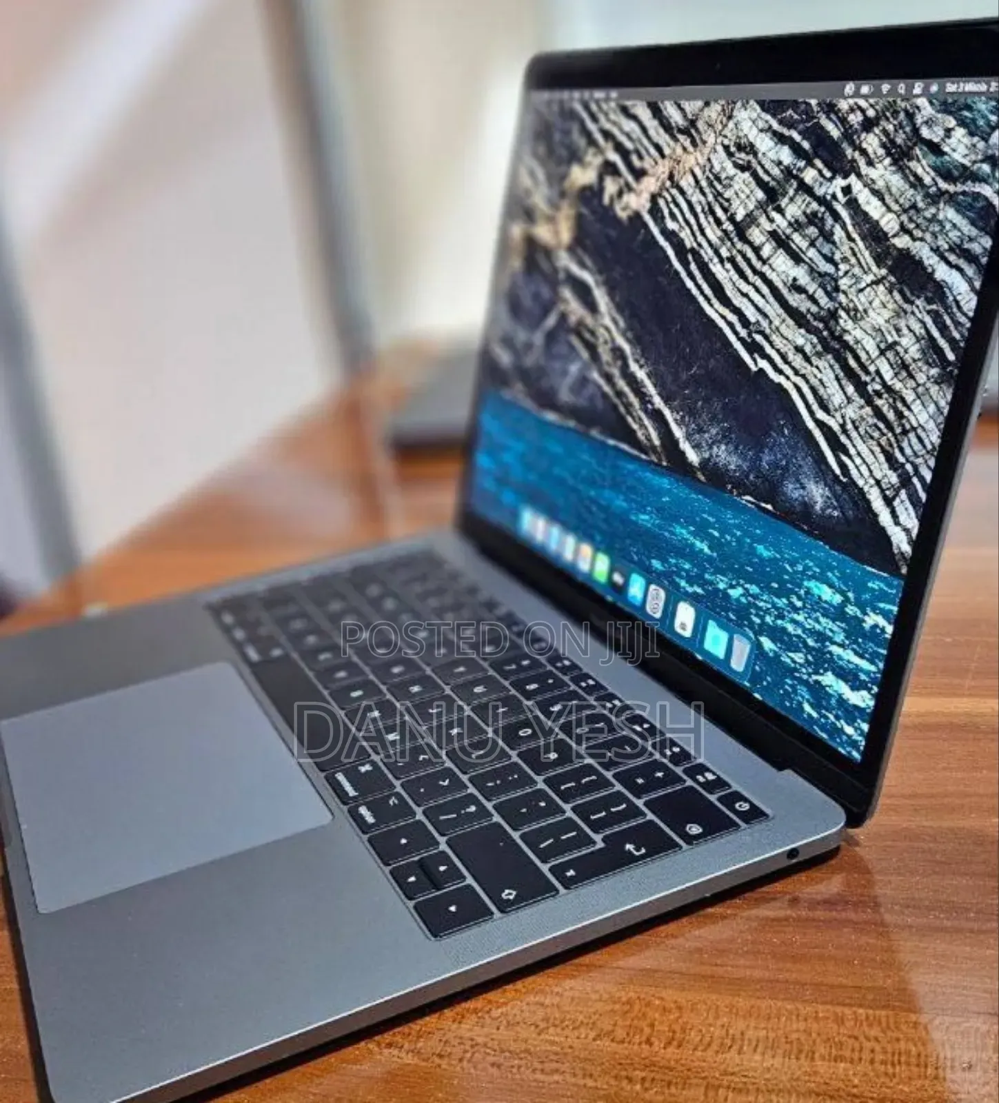New Laptop Apple MacBook Pro 2017 8GB Intel Core i5 SSD 256GB