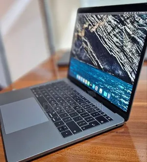 New Laptop Apple MacBook Pro 2017 8GB Intel Core i5 SSD 256GB